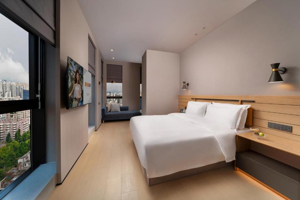 Deluxe King Room-City View room - Image 3