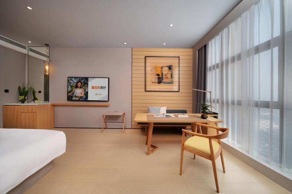 Deluxe Queen Room room - Image 3