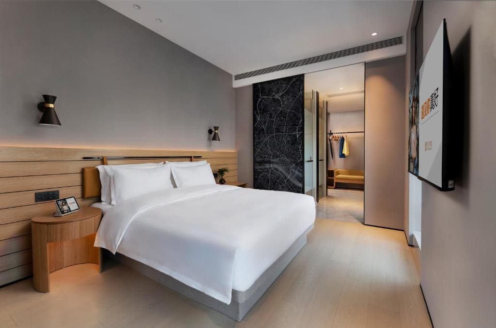 Deluxe King Room-City View room - Image 2