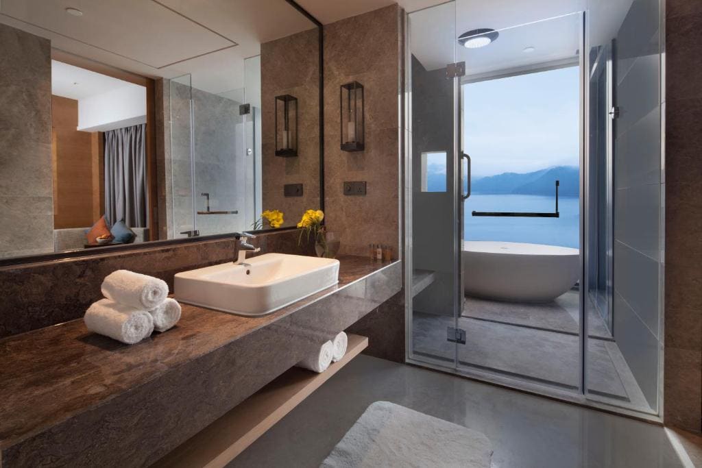 Standard King Room with Lake View room - Image 1
