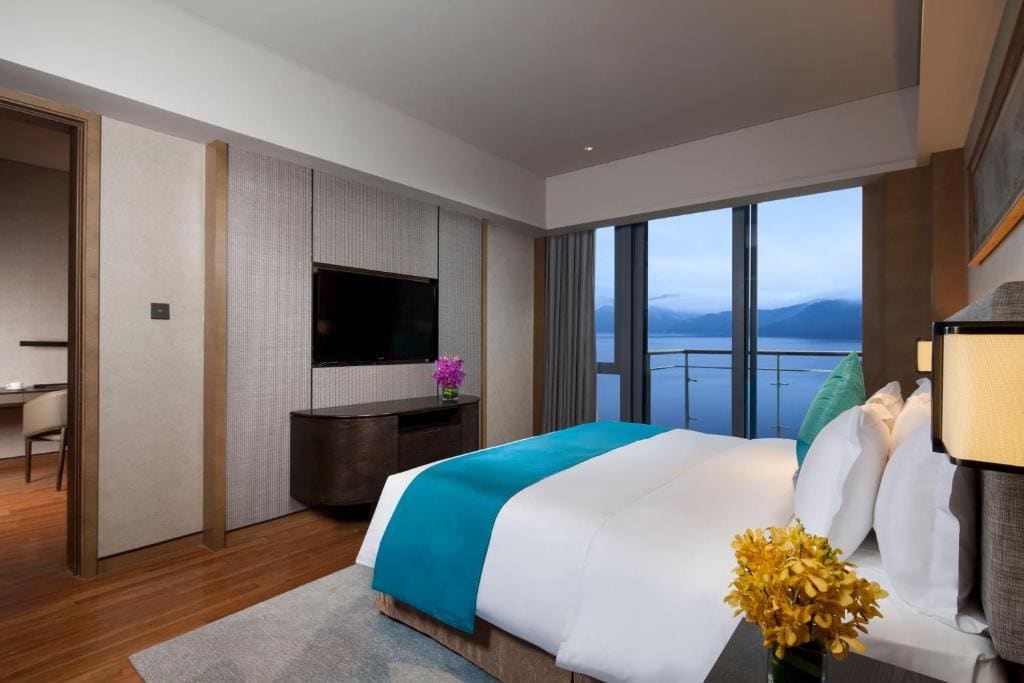 One-Bedroom King Suite with Lake View room - Image 1