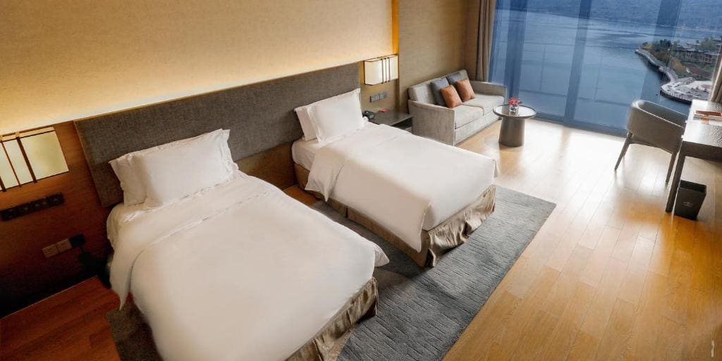 Intercontinental Lake View room - Image 1