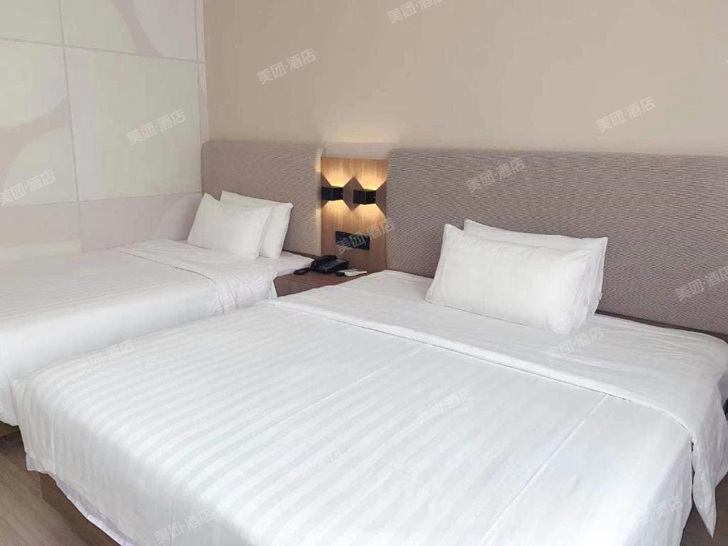 Family Room room - Image 2