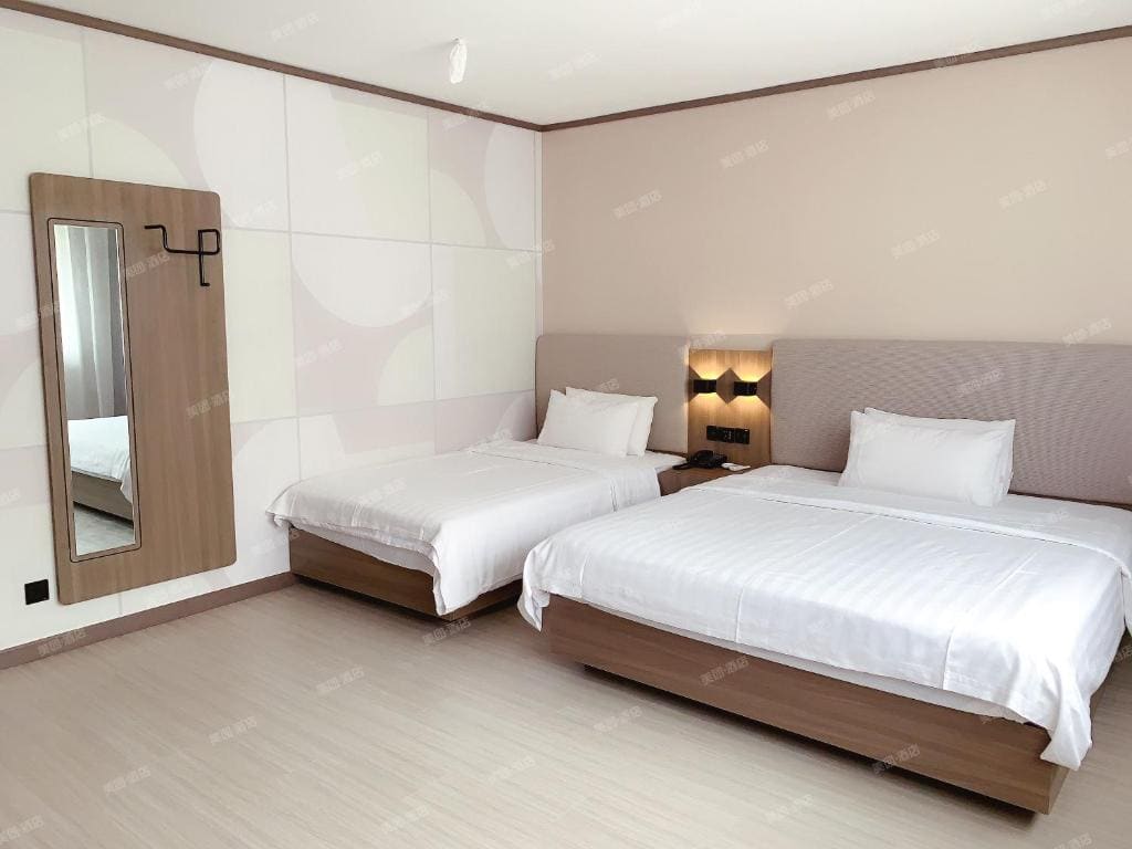 Family Room room - Image 3