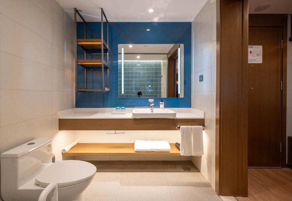 Standard King Room - Disability Access room - Image 1
