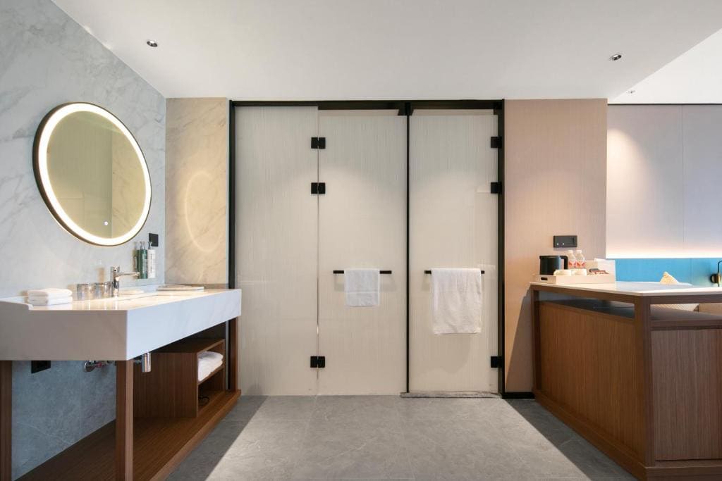 Deluxe King Room room - Image 2