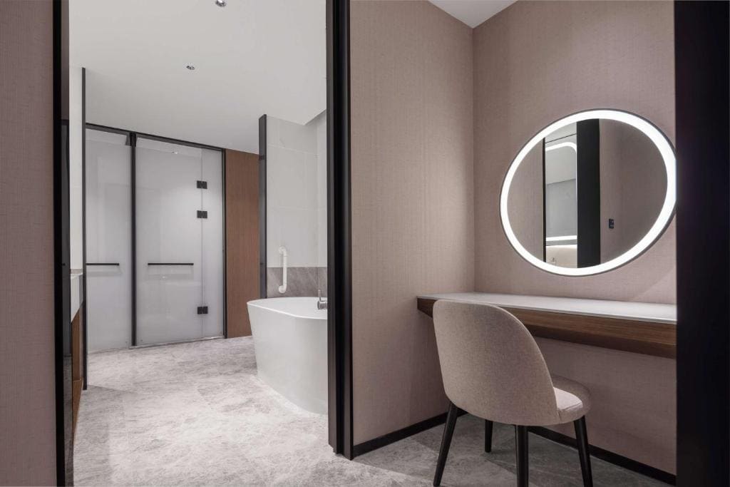 Premium King Room with Lake View room - Image 1