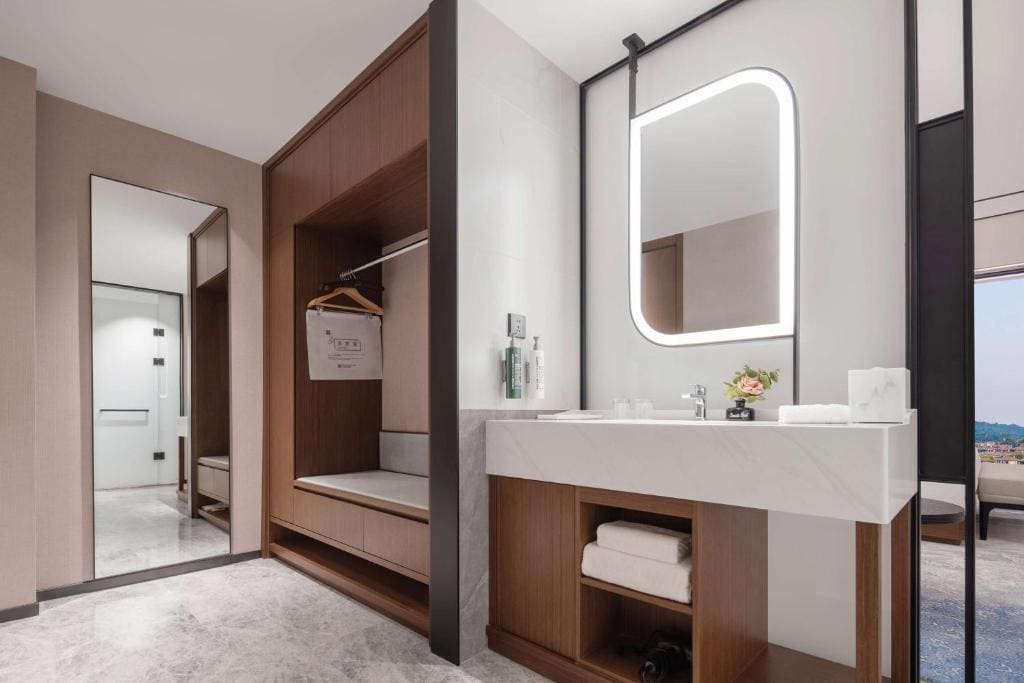 Deluxe King Room with Sofa Bed room - Image 2