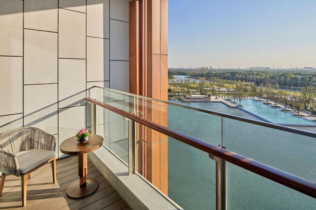King Deluxe Room with Lakeview room - Image 1