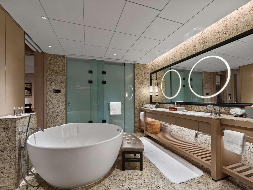 Deluxe King Suite room - Image 2