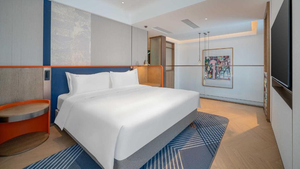 One-Bedroom Suite with Balcony room - Image 1