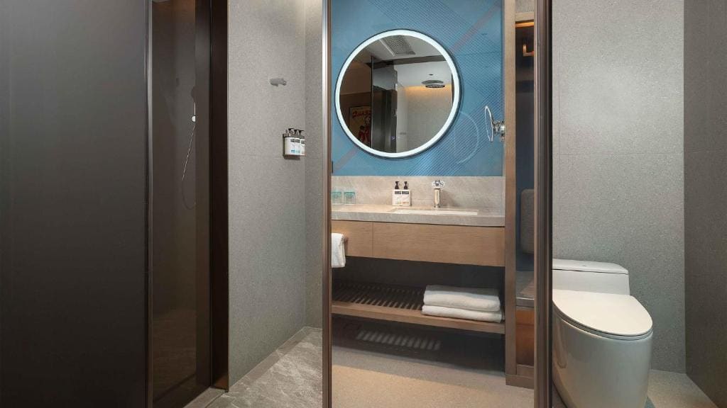 One-Bedroom Suite with Balcony room - Image 3