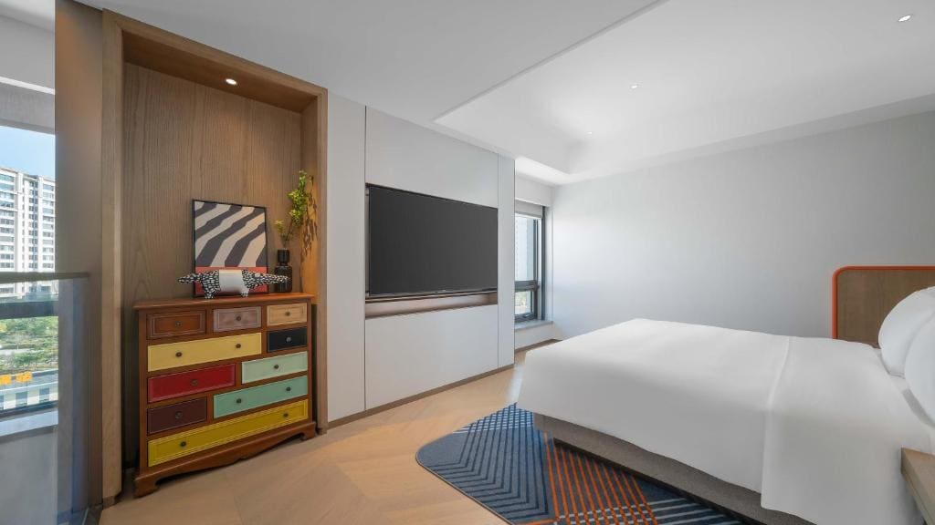 One-Bedroom Suite with Balcony room - Image 2