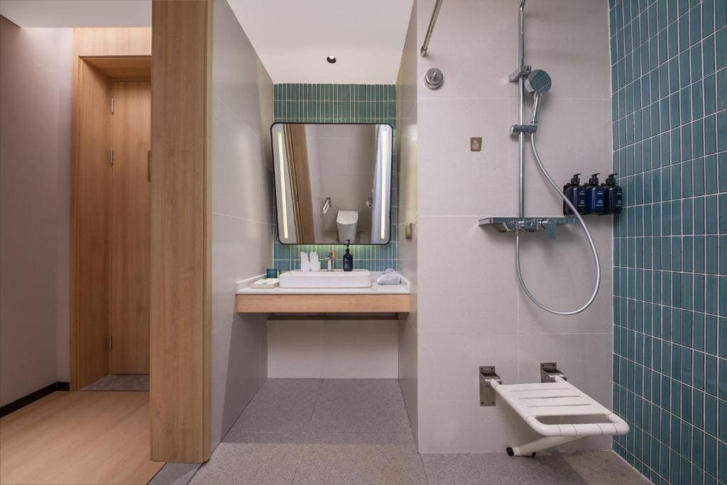 Standard King Room - Accessible room - Image 2