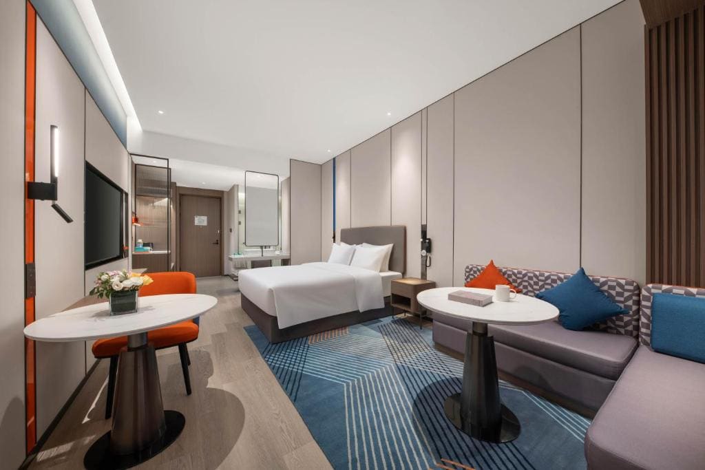Standard King Room with Balcony room - Image 1