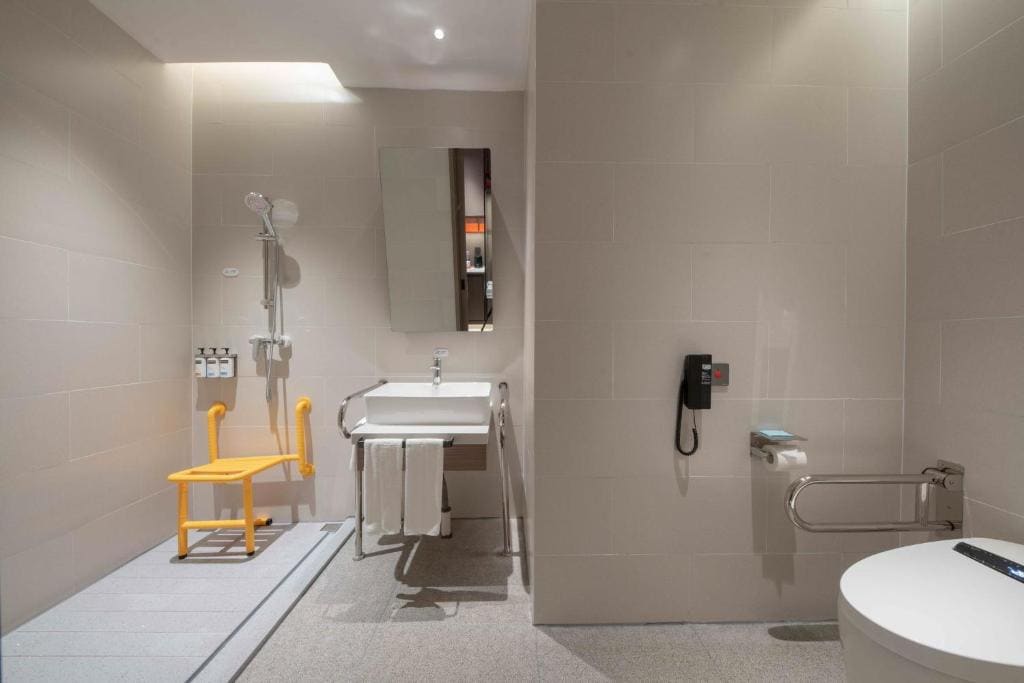 Standard King Room - Accessible room - Image 1