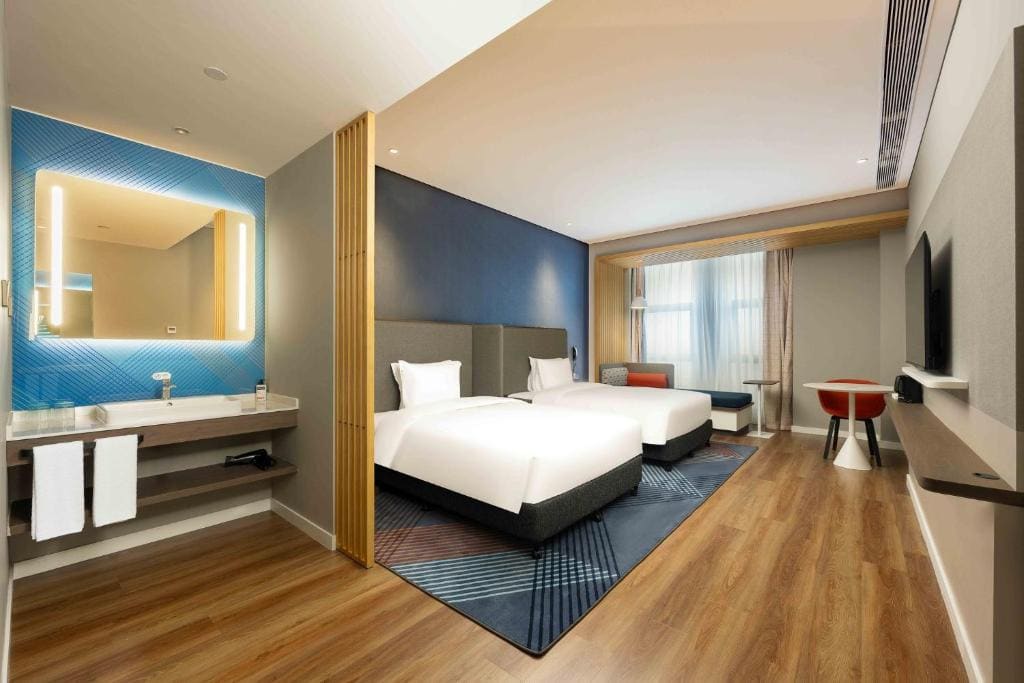 Standard Twin Room with City View room - Image 2
