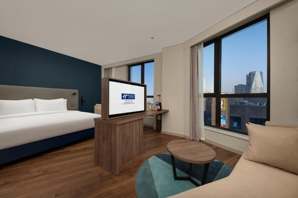 King Suite with Single Sofa Bed room - Image 1