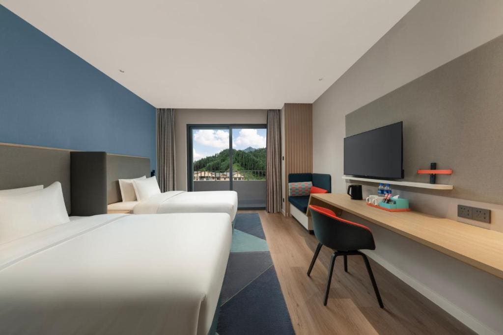 Standard Twin Room with Balcony room - Image 2