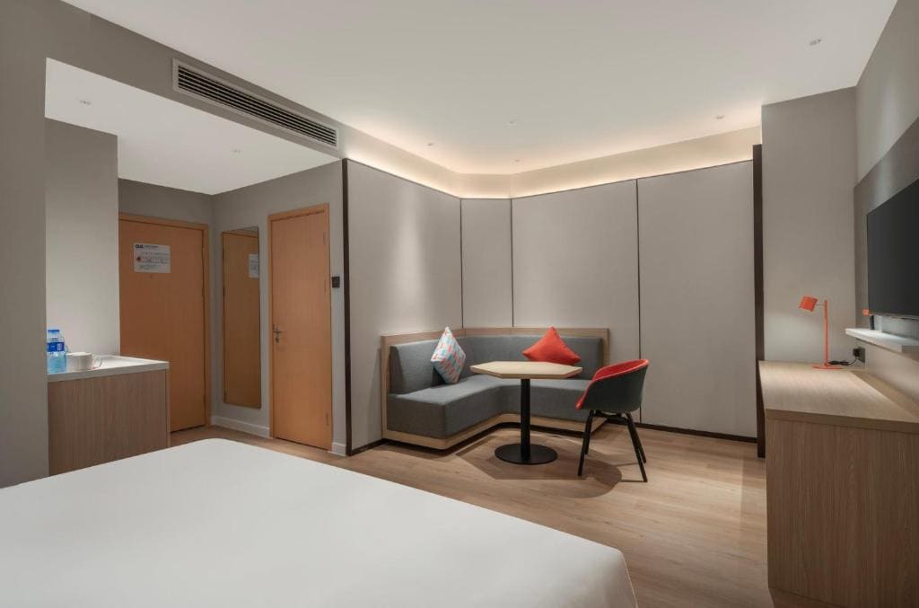 Standard King Room with Balcony room - Image 2
