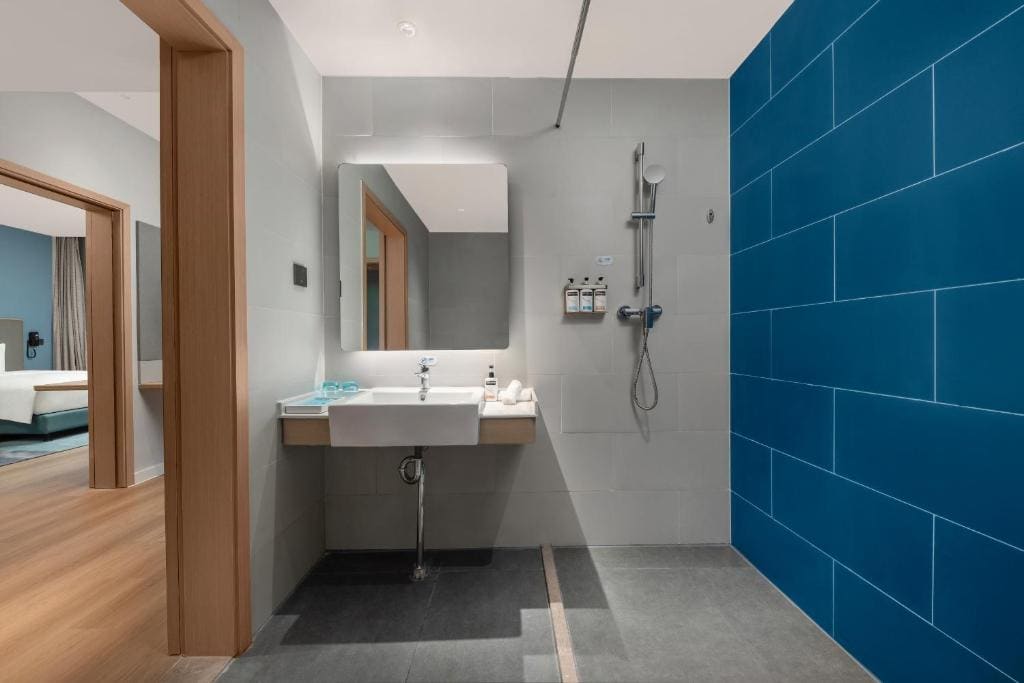 Standard King Room - Accessible room - Image 2