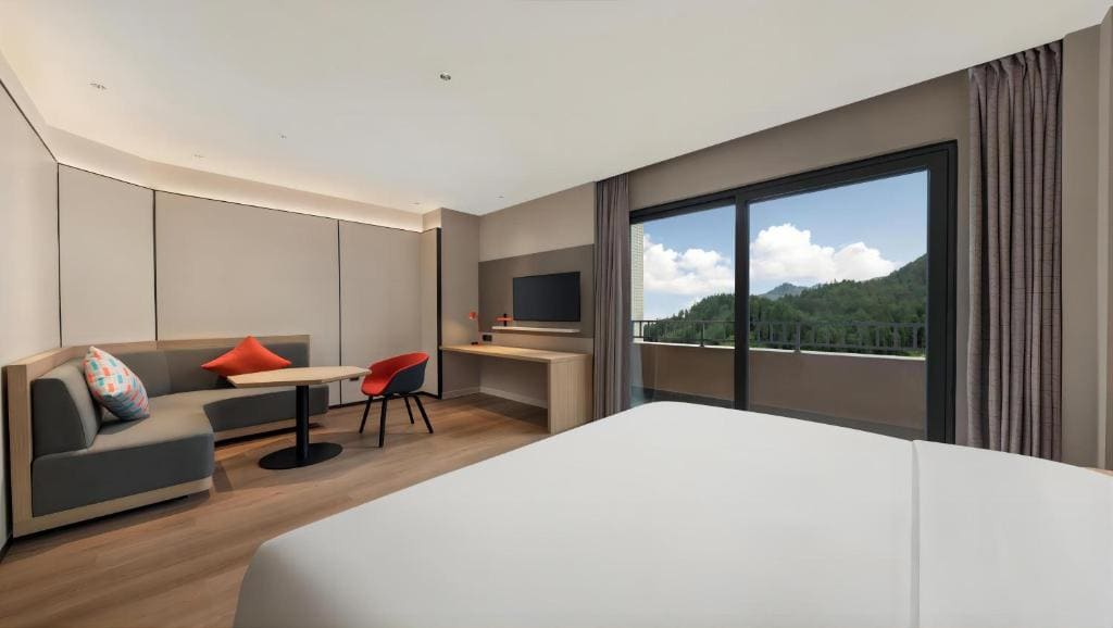 Standard King Room with Balcony room - Image 1