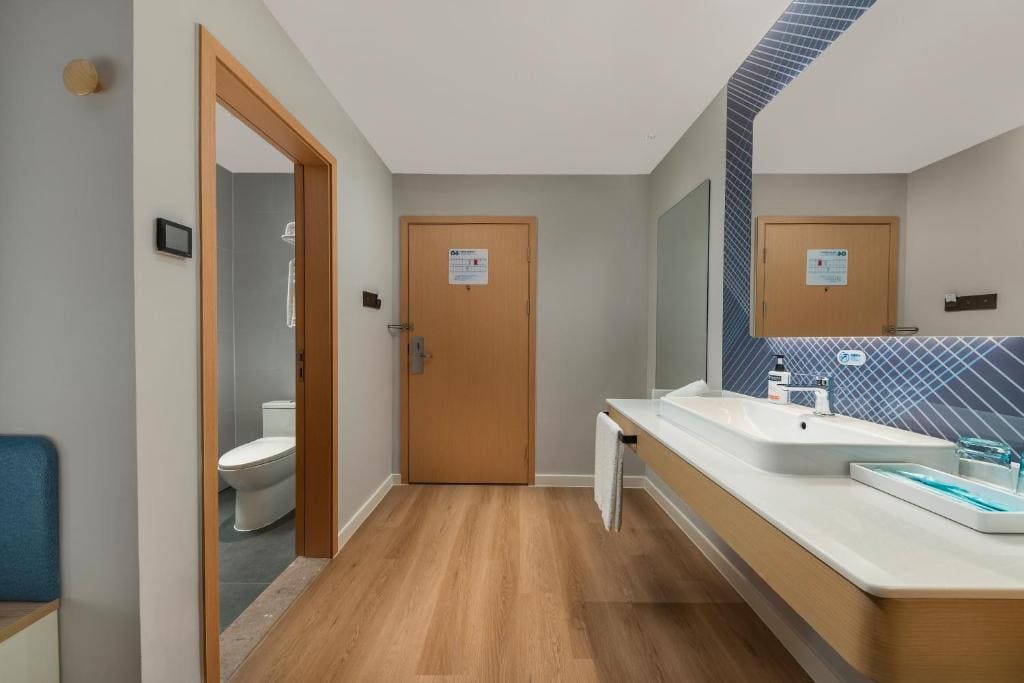Standard King Room - Accessible room - Image 3