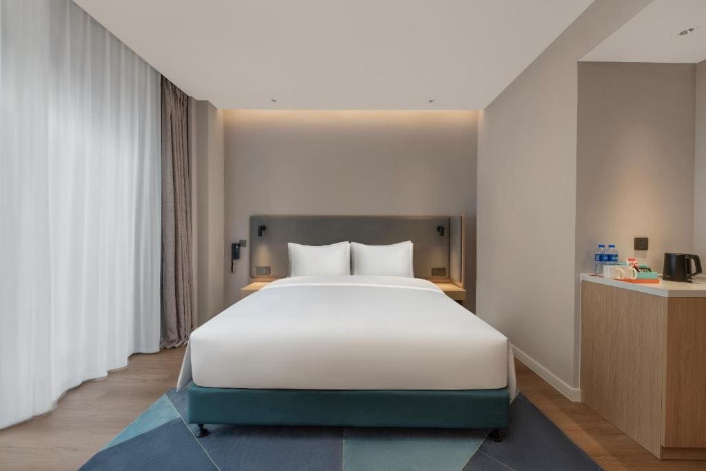 Standard King Room with Balcony room - Image 3