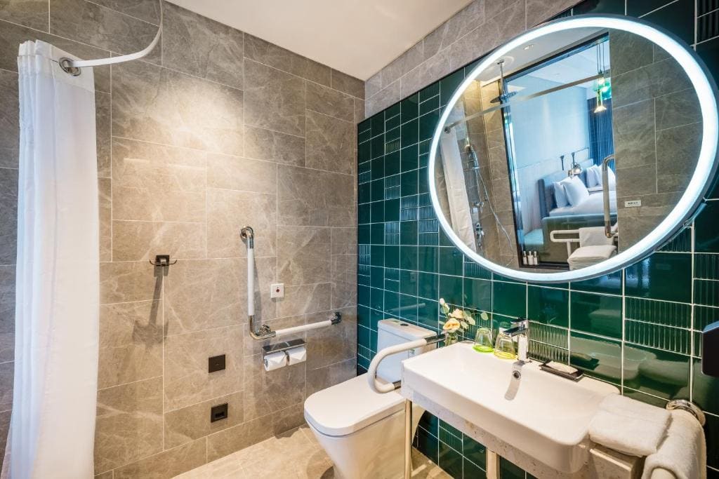 Double Room with Mobility Accessible Roll In Shower room - Image 3