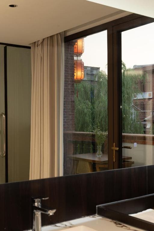 Deluxe Double Room with Balcony room - Image 3