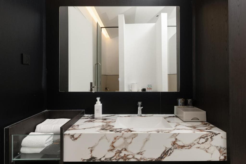 Deluxe Double Room with Bath room - Image 3