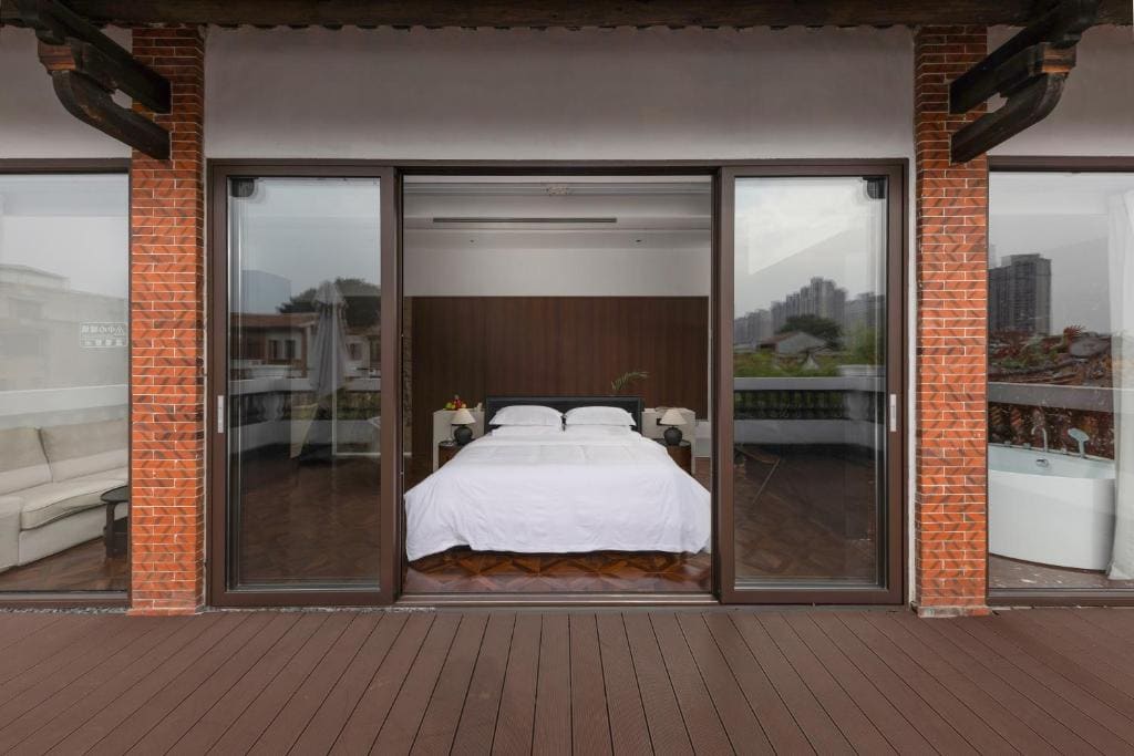 Queen Room with Balcony room - Image 3