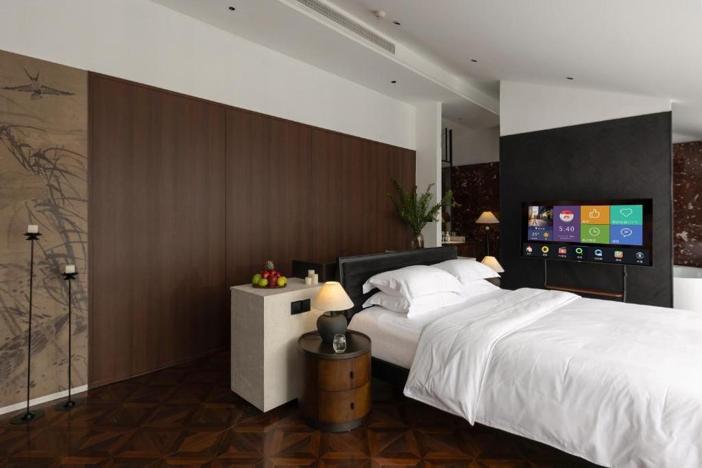 Queen Room with Balcony room - Image 2