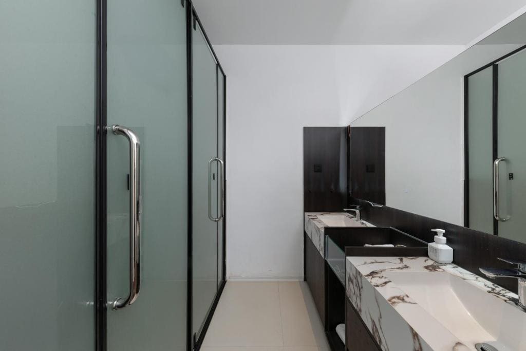 Twin Room with Balcony room - Image 2
