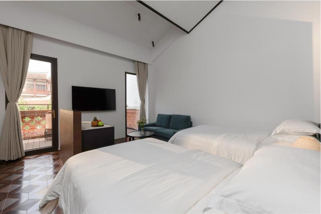 Twin Room with Balcony room - Image 3