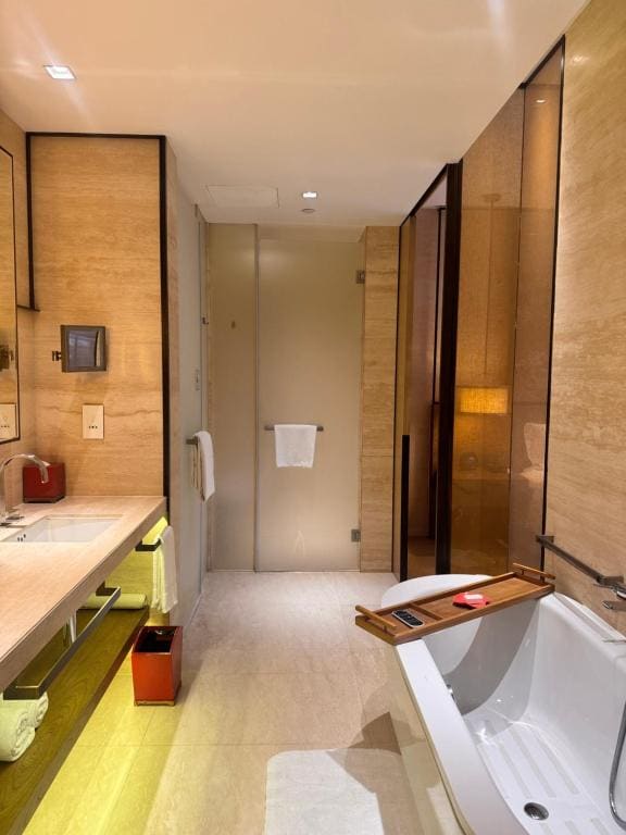 Premium King Room with Courtyard View room - Image 3