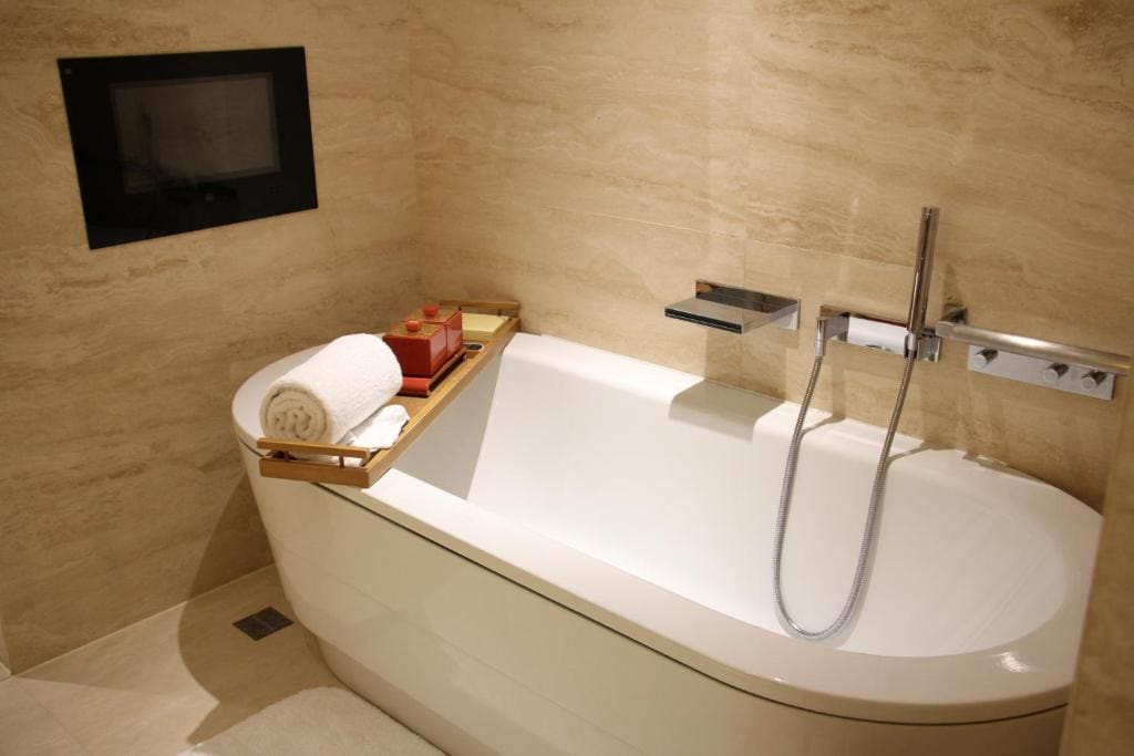 One-Bedroom King Suite room - Image 2