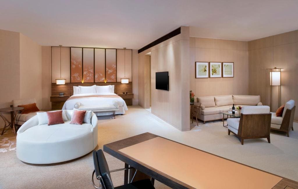Deluxe King Suite with Round Day Bed room - Image 2