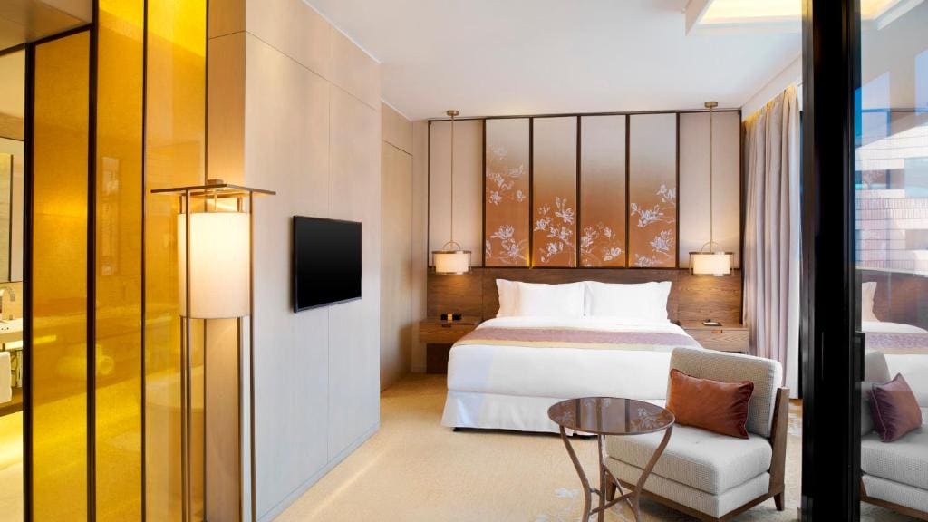 Premium King Room with Courtyard View room - Image 2