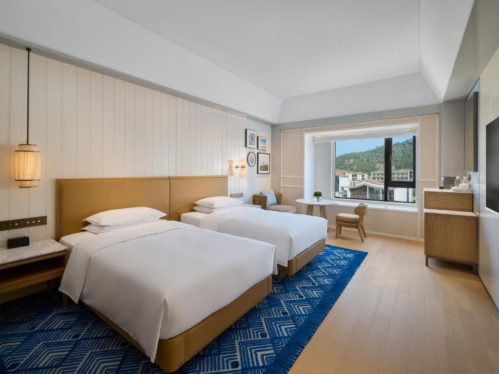 Double Room with Two Single Beds and Mountain View room - Image 1