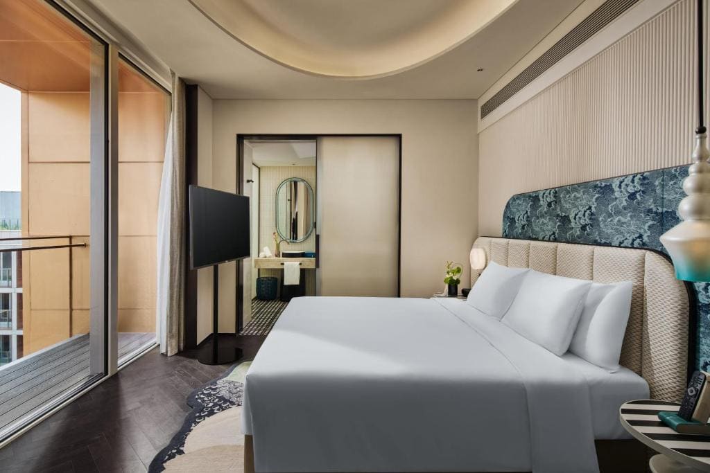 Standard King Room with Balcony room - Image 1