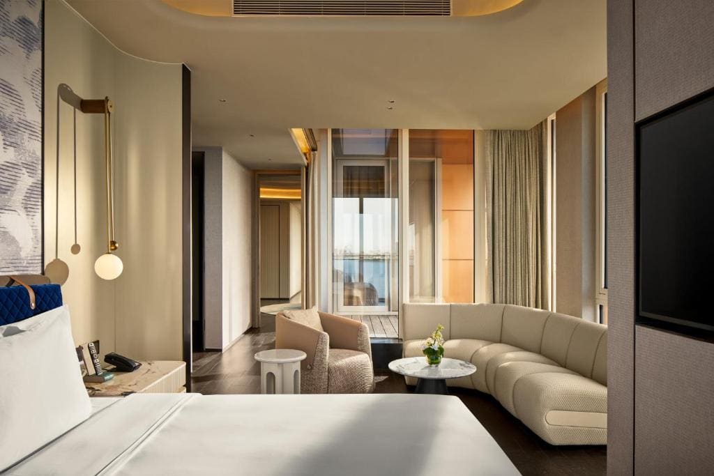 One-Bedroom Dining Suite with Lake View room - Image 1