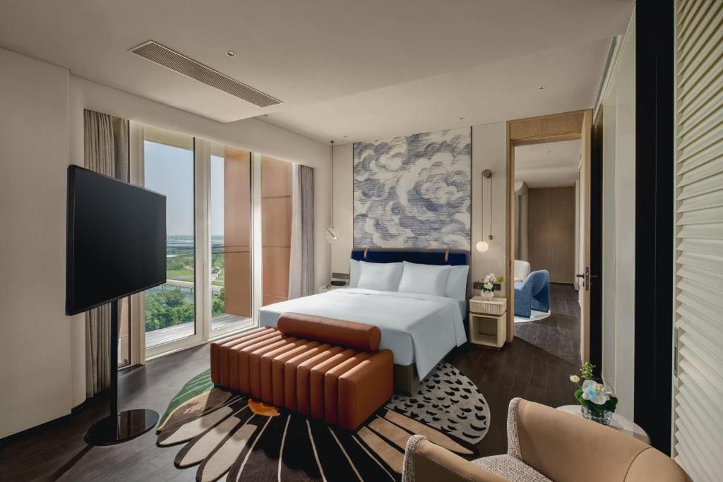 One-Bedroom King Suite with Lake View room - Image 1