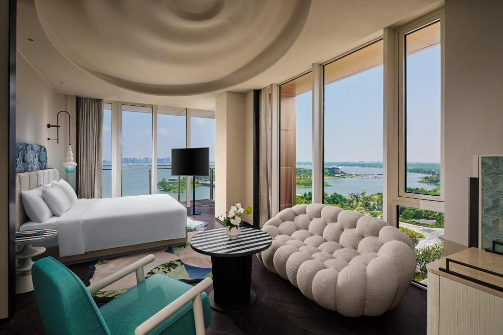 Premium King Room with Balcony and Lake View room - Image 2
