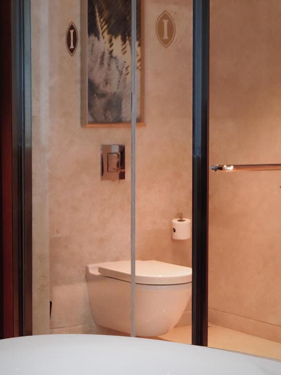 Premium King Room with Balcony room - Image 2