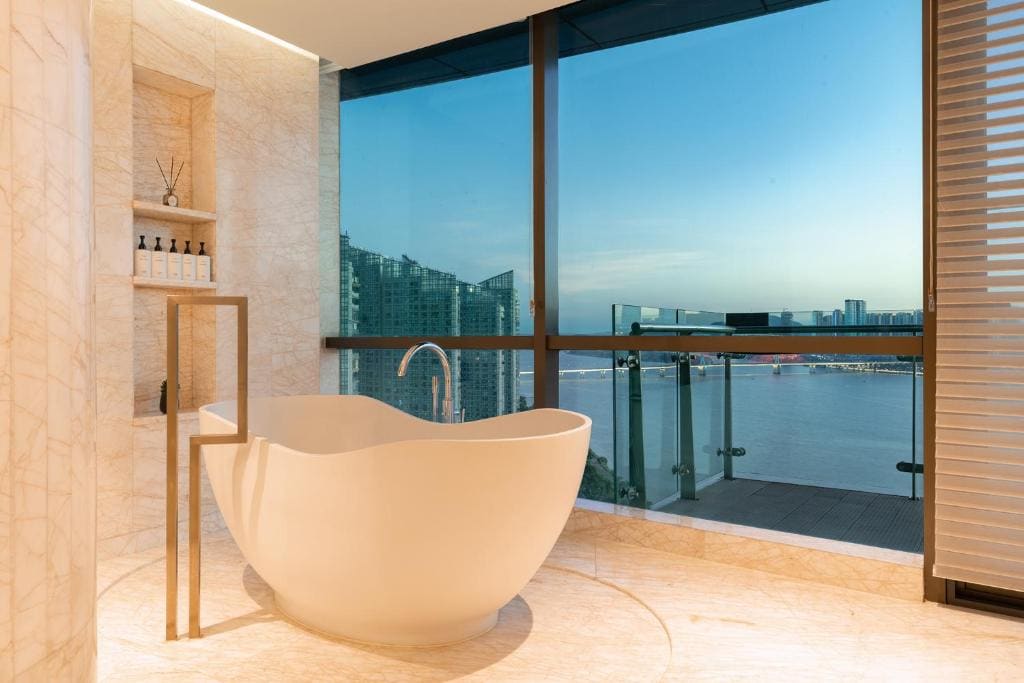 Premium King Room with Balcony room - Image 3