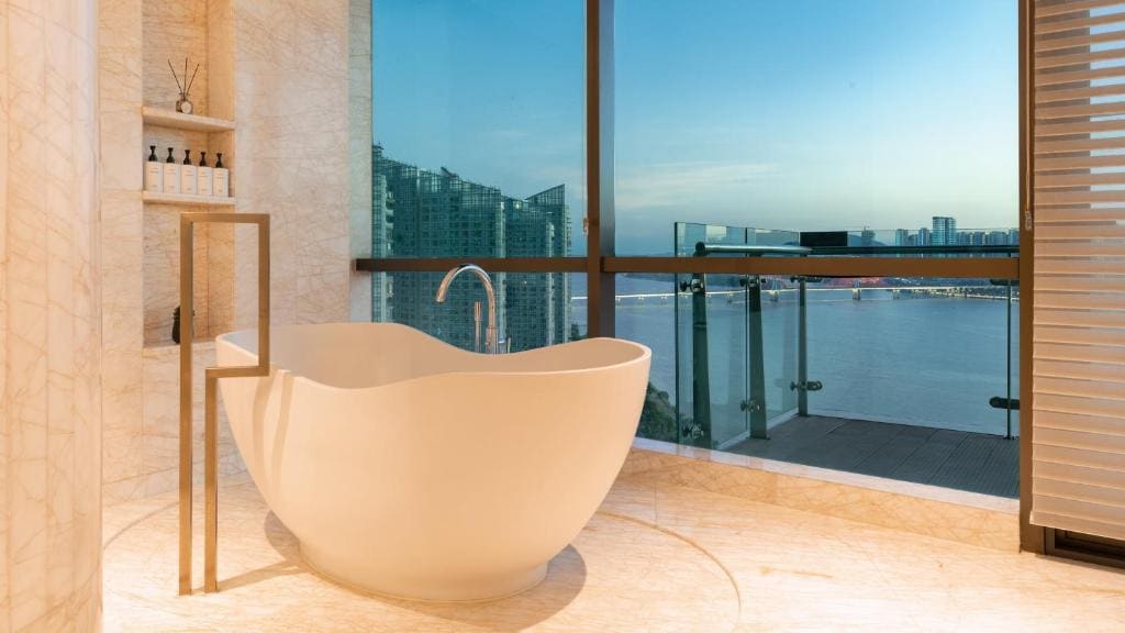 Premium King Room with Balcony room - Image 1