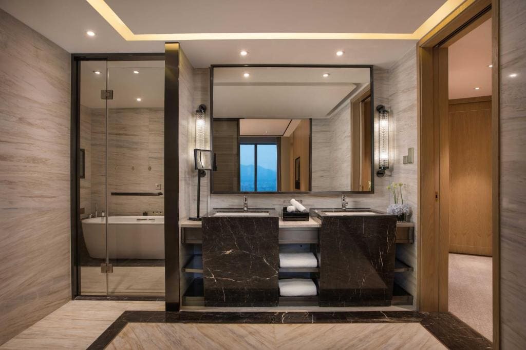 One-Bedroom Suite room - Image 2