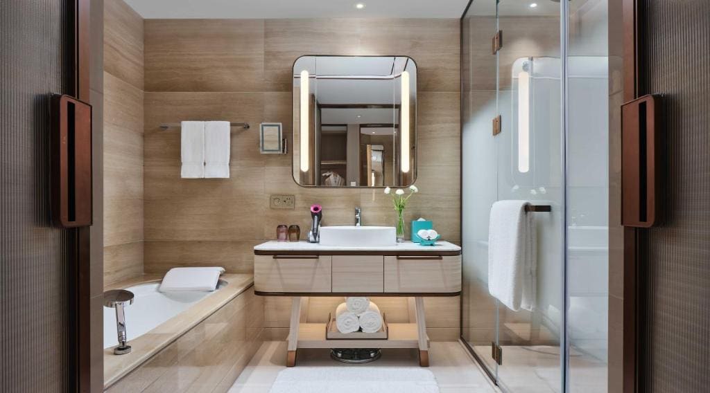 Premium Double Room with Two Double Beds and City View room - Image 2