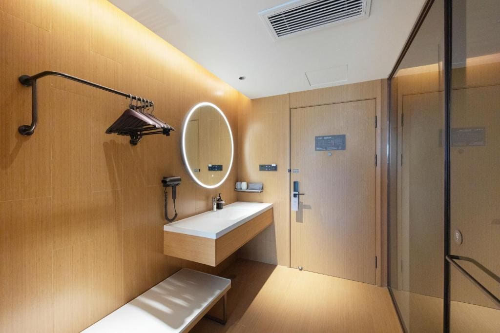 Deluxe King Room room - Image 2
